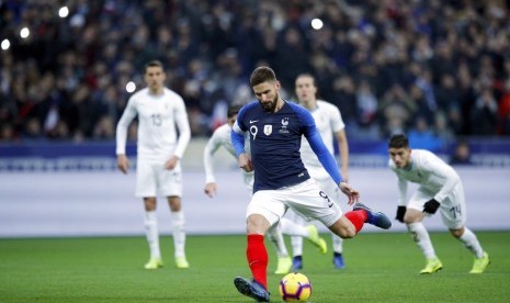 Olivier Giroud saat mencetak gol kemenangan Prancis atas Uruguay lewat penalti.