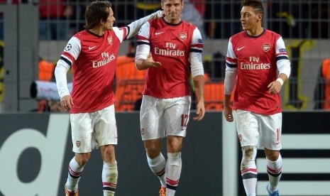 Olivier Giroud (tengah) dan Mesut Oezil (kanan).