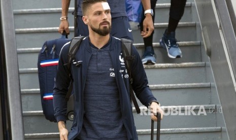 Olivier Giroud turun dari pesawat saat tim nasional Prancis tiba di bandara internasional Sheremetyevo, di luar Moskow, Rusia, Ahad (10/6). untuk bertanding di Piala Dunia 2018 di Rusia.