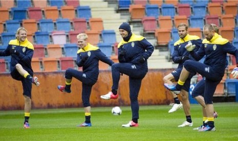 Olof Mellberg (dua kanan), defender timnas Swedia, berlatih bersama rekan setim di Stadion Rasunda, Stockholm, Swedia, pekan lalu. 