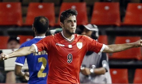 Oman's Abdulaziz Al-Maqbali celebrates after scoring a goal against Kuwait during their Asian Cup Group A soccer match at the Newcastle Stadium in Newcastle January 17, 2015. 