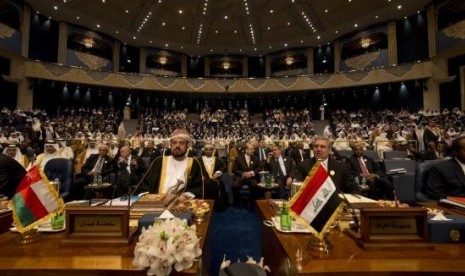 Omani Emir Representative Assad bin Taraq al-Saeed (left) and Egypt's interim President Adly Mansour talk at the opening of the 25th Arab League Summit in Bayan Palace, Kuwait March 25, 2014. 