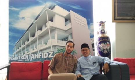 omar, santri dari Prancis kelahiran Maroko bersama ustaz ahmad jameel di Pesantren Tahfidz Daarul Quran Ketapang, Tangerang