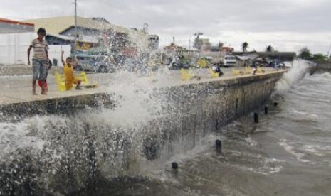 Ombak akibat Badai Hagupit menerjang tembok beton di sepanjang The Boulevard Seaport di Surigao City, Filipina, Sabtu (6/12).