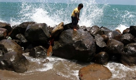 Ombak besar di bibir Pantai Ujong Blang, Lhokseumawe, Provinsi Aceh. Kamis (9/10).