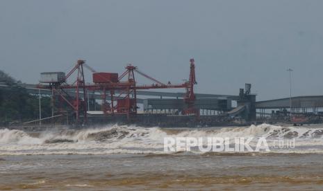 Ombak besar di pesisir pantai Bagedur, Lebak, Banten, Jumat (30/10/2020). Badan Meteorologi Klimatologi dan Geofisika (BMKG) mengeluarkan peringatan dini potensi gelombang tinggi kisaran 4-6 meter yang terjadi di perairan selatan Banten dan Samudra Hindia serta meminta kepada masyarakat dan nelayan agar mewaspadai adanya potensi gelombang tinggi tersebut. 