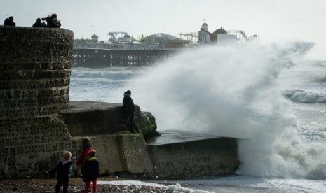 Ombak besar menghantam karang di Brighton, selatan England