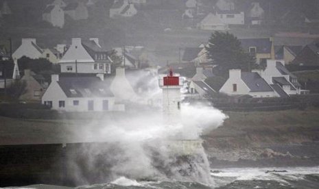 Ombak menerjang mercusuar di Pantai Inggris saat badai Atlantik menghantam Prancis