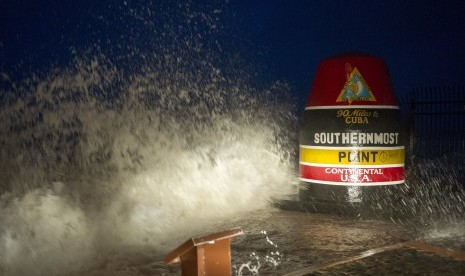  Ombak menghempas Southernmost Point di Key West, Florida, (9/9). Badai Irma mengakibatkan pohon palem membengkok dan hujan turun dengan derasnya ketika melanda Florida.