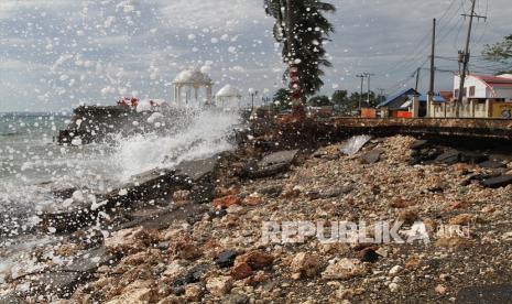 Ombak tinggi menghantam tanggul di samping jalan penghubung tiga kabupaten yang rusak dampak badai di Kecamatan Batauga, Buton Selatan, Sulawesi Tenggara, Kamis (24/2/2022). Pihak BPBD Kabupaten Buton Selatan mencatat belasan rumah terdampak badai dan angin kencang di Kecamatan Batauga, sementara kerusakan jalan penghubung antarkabupaten terparah di wilayah Pantai Batauga dan kerugian diprediksi mencapai Rp5 Milliar. 