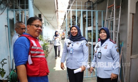 Ombudsman Republik Indonesia (ORI) yang diwakili oleh Ketua Ombudsman Adrianus Meliala (tengah) melakukan inspeksi mendadak (sidak) ke Rutan Kelas II-A Pondok Bambu, Jakarta Timur,Jakarta, Jumat (7/6/2019).