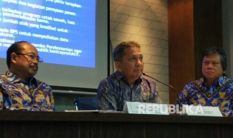 Ombudsman RI memberikan pernyataan pers untuk menyampaikan gejala maladiministrasi dalam pengelolaan data stok dan rencana impor beras, Senin (15/1). 