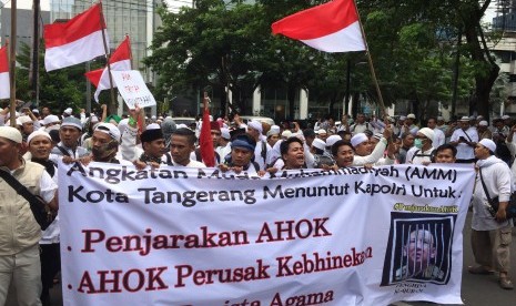 On Friday (11/4), the mass took to the street to demanding Basuki Tjahaja Purnama (Ahok) to be imprisoned for religious blasphemy. They also said Ahok has torn diversity of the nation.