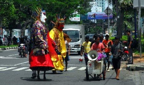 Ondel-ondel berkeliling Jakarta sebagi pengamen.