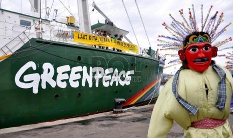  Ondel-ondel menyambut kedatangan Kapal Greenpeace bernama Rainbow Warrior berlabuh di Pelabuhan Tanjung Priok, Jakarta Utara, Kamis (6/6).  (Republika/Rakhmawaty)