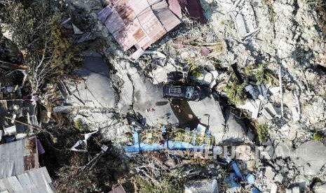 Kondisi bangunan dan jalanan yang rusak akibat gempa 7,4 pada skala richter (SR), di kawasan Kampung Petobo, Palu, Sulawesi Tengah, Selasa (2/10).