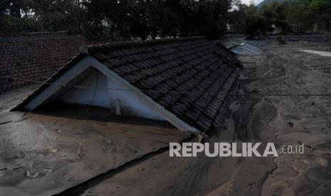 Kondisi rumah warga yang tertimbun pasir akibat erupsi Gunung Semeru di Dusun Kamar Kajang, Kecamatan Candipuro, Kabupaten Lumajang, Jawa Timur, Kamis (9/12/2021). 