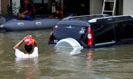 One car is underwater in Pluit, West Jakarta. 