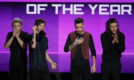 One Direction saat menerima penghargaan Artist of the Year di American Music Awards 2015. One Direction kini genap berusia 10 tahun.