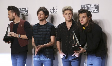 One Direction usai memenangkan penghargaan Artis of the Year di American Music Awards, (23/11).