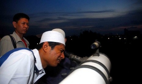 Activities at one monitoring post in Cakung, East Jakarta on Thursday evening.  