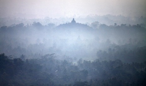 One of Indonesian tourist destinatons, the peak of Borobudur Temple in Magelang, Central Java, seen from a distance. Tourism is among potential opportunities to strengthen cooperation between Indonesia and China. (illustration) 