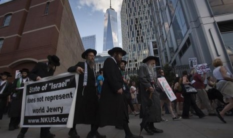 One World Trade Center is seen in the background during a protest march demanding an end to the recent Israeli-Palestinian violence through Lower Manhattan, New York, July 24, 2014.