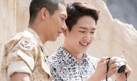 Onew SHINee memperlihatkan fotonya saat terlibat di pengambilan gambar 'Descendants of the Sun'.