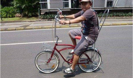 Oni Syahrial dan sepeda lowrider-nya.