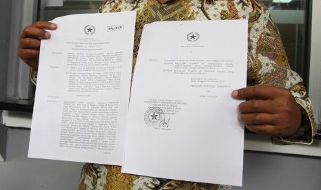 Koordinator kuasa hukum Antasari Azhar, Boyamin Saiman, menunjukkan salinan surat persetujuan grasi Antasari Azhar kepada wartawan di PN Jakarta Selatan, Jakarta, Rabu (25/1).