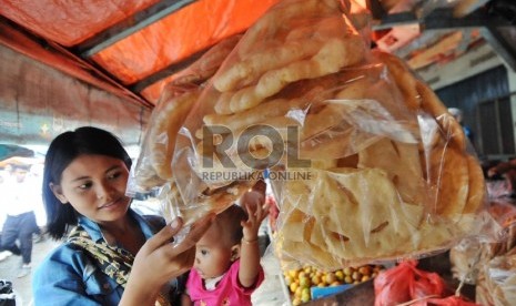 Opak Cimanggung berbeda, menggunakan beras  ketan yang benar-benar dipilih dengan baik, tidak bercampur dengan beras biasa. Tumbukan berasnya pun sangat halus. 