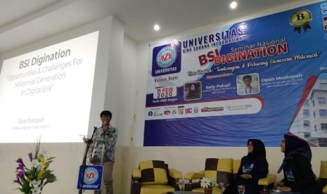 Opan (berdiri) bersama pemateri dan moderator di acara Seminar Nasional BSI Digination di UBSI Kampus Bogor.