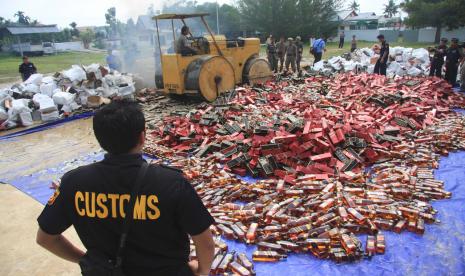 Operasi Gempur Rokok Ilegal yang baru saja dicanangkan kembali oleh Bea Cukai telah berhasil mengamankan barang kena cukai ilegal di berbagai wilayah pengawasan. Kali ini petugas Bea Cukai Wilayah Sumatera Bagian Utara dan Bea Cukai Bekasi berhasil menggagalkan upaya peredaran rokok dan minuman keras ilegal.