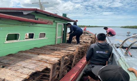 Operasi Jaring Sriwijaya adalah patroli laut bea cukai Pantai Timur Sumatra