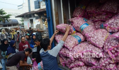 Operasi pasar bawang putih yang digelar Disperindag Jabar, Satgas Pangan Jabar dan Importir Bawang Putih, di Pasar Kosambi, Kota Bandung, Senin (17/2).