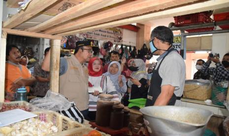 Operasi pasar beras dalam rangka pengendalian inflasi oleh Bupati Banyumas Ir Achmad Husein bersama Dinperindag, Bank Indonesia Purwokerto dan Bulog, Sabtu (28/1/23). 