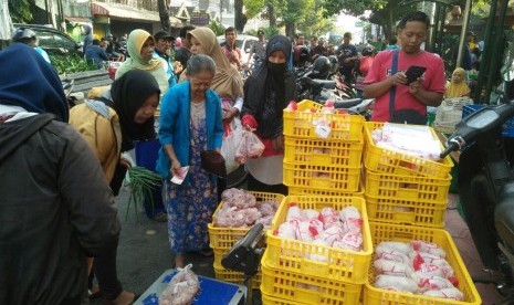 Operasi pasar daging ayam di Pasar Demangan, Rabu (25/7).