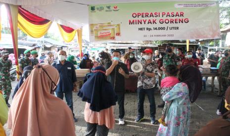 Operasi pasar minyak goreng (Migor) hari kedua yang digelar oleh Pemkab Musi Banyuasin (Muba) melalui Dinas Perdagangan dan Perindustrian (Disdagperin) berlangsung tertib. Warga yang datang mematuhi Protokol Kesehatan (Prokes) Covid-19, berlangsung di Halaman Pasar Perjuangan Sekayu, Kamis (24/2/2022).