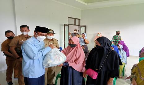 Operasi Pasar Murah (OPM) Bersubsidi digelar Pemprov Jabar di Kelurahan/Kecamatan Baros, Kota Sukabumi, Senin (25/4/2022). Penyaluran OPM bersubdisi dari Dinas Perindustrian dan Perdagangan (Indag) Jabar ini untuk sebanyak 2.521 warga di Kelurahan Baros.