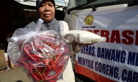 Operasi Pasar Ramadhan 2015: Petugas Bulog melayani pembeli saat menggelar Operasi Pasar Bulog 2015 di kawasan Pasar Benhil, Jakarta, Jumat (26/6).