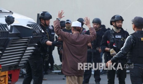 Napi kasus terorisme keluar dari rutan Brimob saat menyerahkan diri di Rutan cabang Salemba, Mako Brimob, Kelapa Dua, Jakarta, Kamis (10/5).