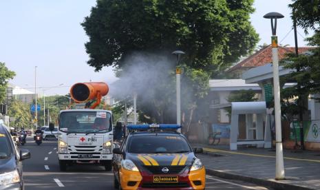 Operasi penyemprotan disinfektan PMI diperkuat Samapta Polda Metro Jaya.