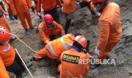 Operasi SAR kembali temukan satu korban meninggal dunia yang tertimbun longsor di Dusun Busur Timur Desa Rempek, Kecamatan Gangga, Kabupaten Lombok Utara, pada Rabu (15/8).