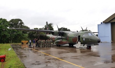 Modifikasi Cuaca Kurangi 44 Persen Curah Hujan Jabodetabek. Operasi Teknologi Modifikasi Cuaca (TMC) yang dilakukan oleh TNI AU, BPPT, BNPB, dan BMKG di Lapangan Udara Halim Perdanakusuma, Jakarta.