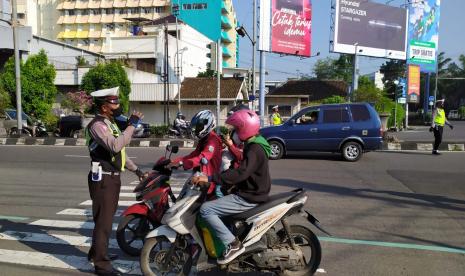 Satuan Lalu Lintas Polresta Solo bertugas di perempatan Panggung, Jebres, Solo.