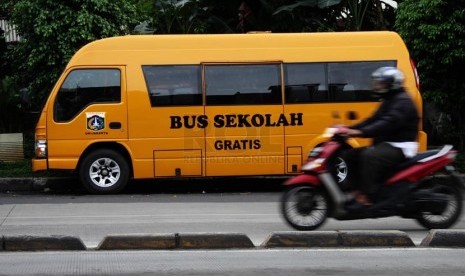 Bus sekolah parkir di Jalan Raya Jatinegara Timur, Jakarta Timur, Rabu (19/3).