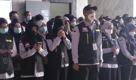 Operasional Kantor Kesehatan Haji Indonesia (KKHI) Makkah, resmi ditutup pada Jumat (5/8) sore. Kepala Pusat Kesehatan HajiBudi Sylvana, menyematkan tanda pin PPIH Arab Saudi Bidang Kesehatan kepada semua petugas yang bekerja memberikan pelayanan. 