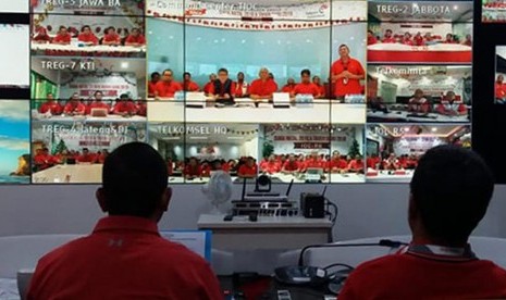 Operasional posko secara resmi dimulai dengan pengecekan kesiapan jaringan dan infrastruktur TelkomGroup secara serentak di seluruh Indonesia melalui video conference yang dipimpin langsung oleh Direktur Network & IT Solution Telkom Zulhelfi Abidin.