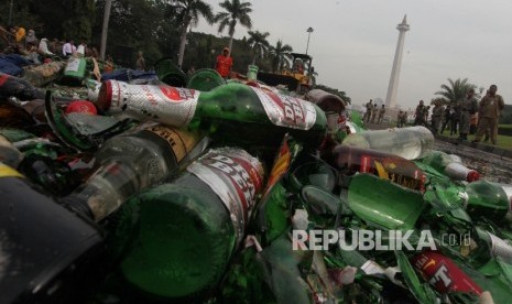 Operator alat berat memusnahkan ribuan minuman keras hasil operasi minuman beralkohol ilegal di kawasan Monas, Jakarta, Selasa (28/6)