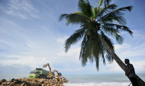 Operator alat berat menyusun batu grip di Pantai Ulakan, Padangpariaman, Sumatera Barat, Sabtu (20/4/2019).